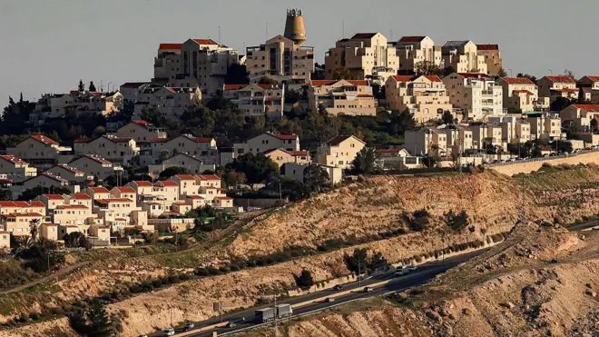 İşgal altındaki Batı Şeria'da, Kudüs'teki E1 projesi olarak adlandırılan bölgede, İsrail'in Maale Adumim yerleşim yeri yakınlarındaki bir otoyolun geniş açılı görüntüsü, Şubat 2026.