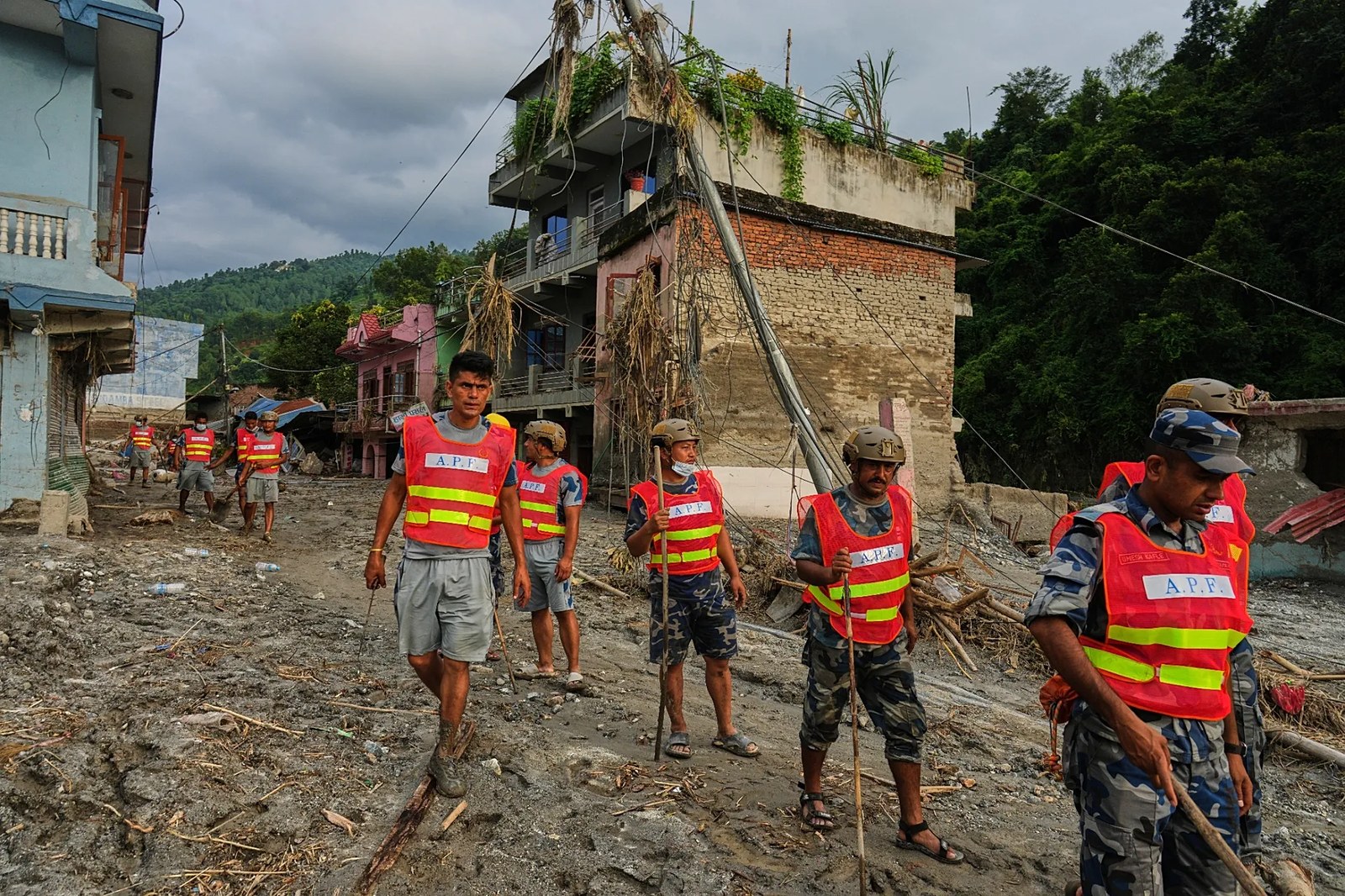 Nepal'in Nuwakot bölgesindeki Devighat çevresinde ani selin ardından enkaz kaldıran işçiler, 28 Ağustos 2026