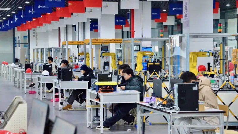 Hangzhou Teknik Enstitüsü'nde robotik eğitimi alan öğrenciler.