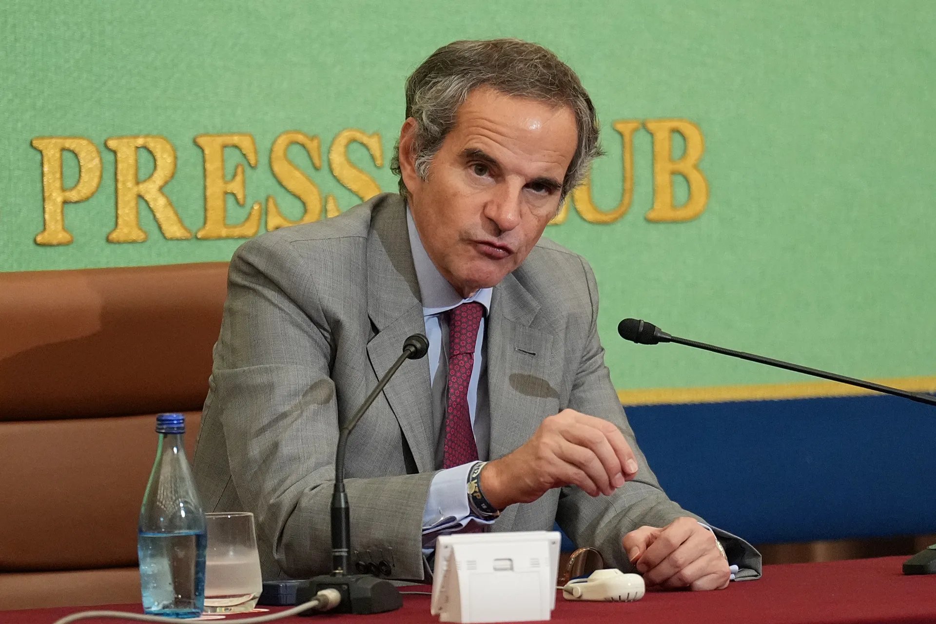 IAEA Başkanı Rafael Grossi, Tokyo'da bir muhabirin sorusunu yanıtlıyor, 26 Haziran 2026.