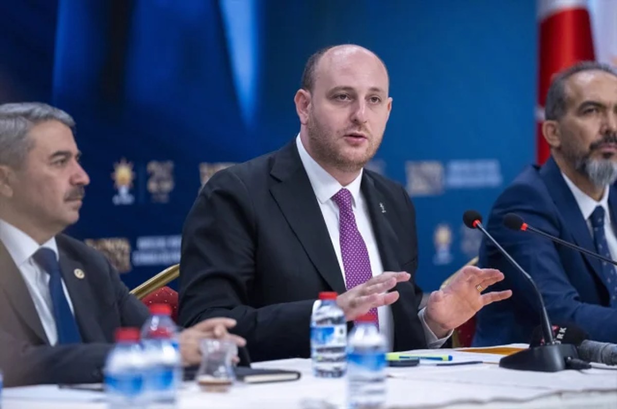 AK Parti’den Erken Seçim İddialarına Açıklama: Erdoğan’ın Yeniden Adaylığı İçin “Teknik Düzenleme” Sinyali