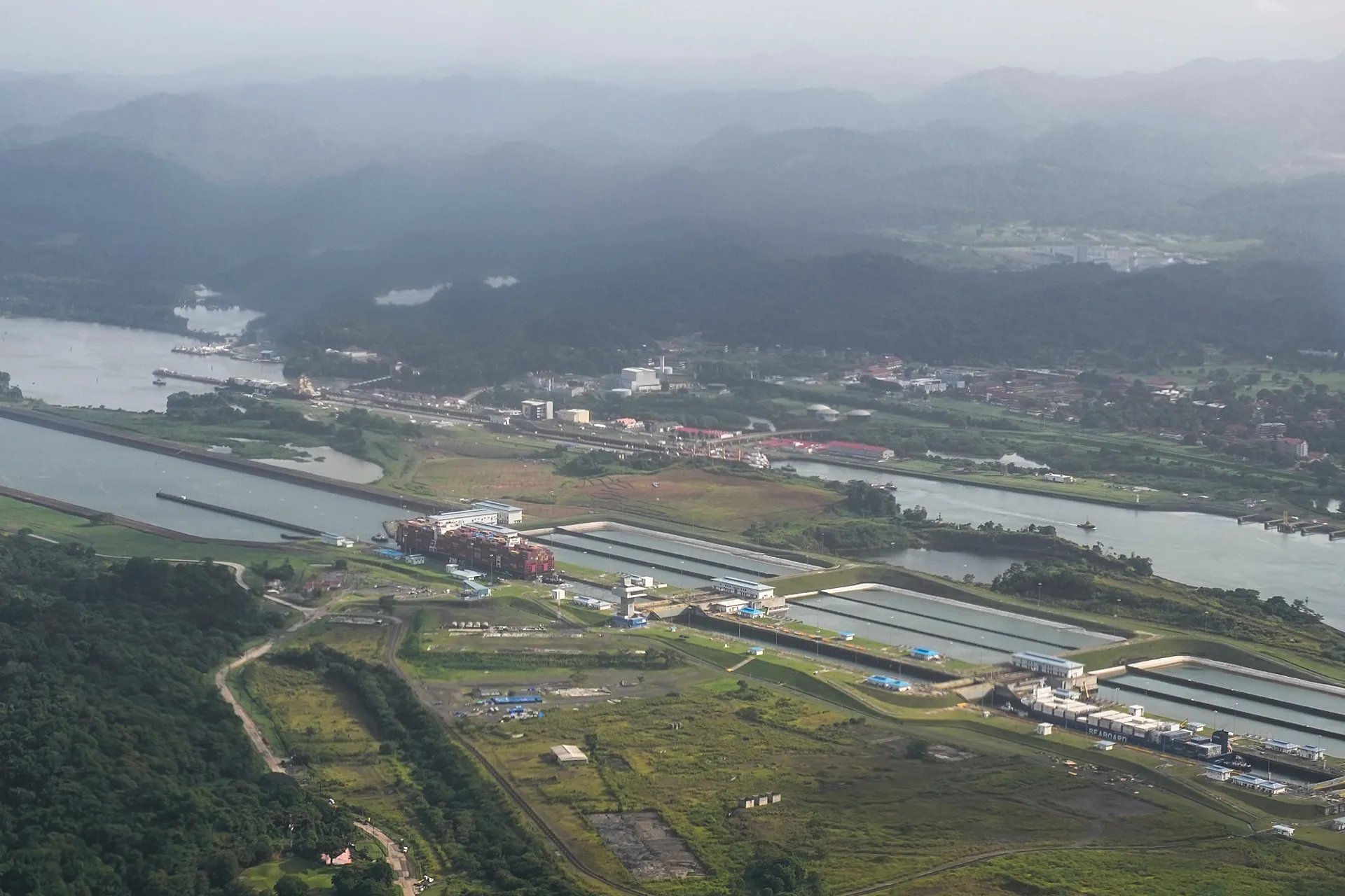 Bir yük gemisi Panama Kanalı’ndaki Cocoli Kilitlerinden geçiyor, 9 Ağustos 2026