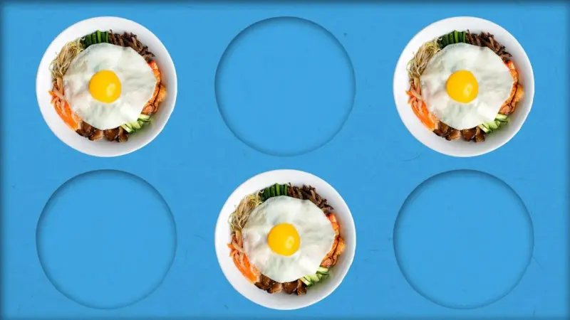 Yumurta ve salatanın olduğu üç tabak. Üç de tabak izi var ancak tabak yok.