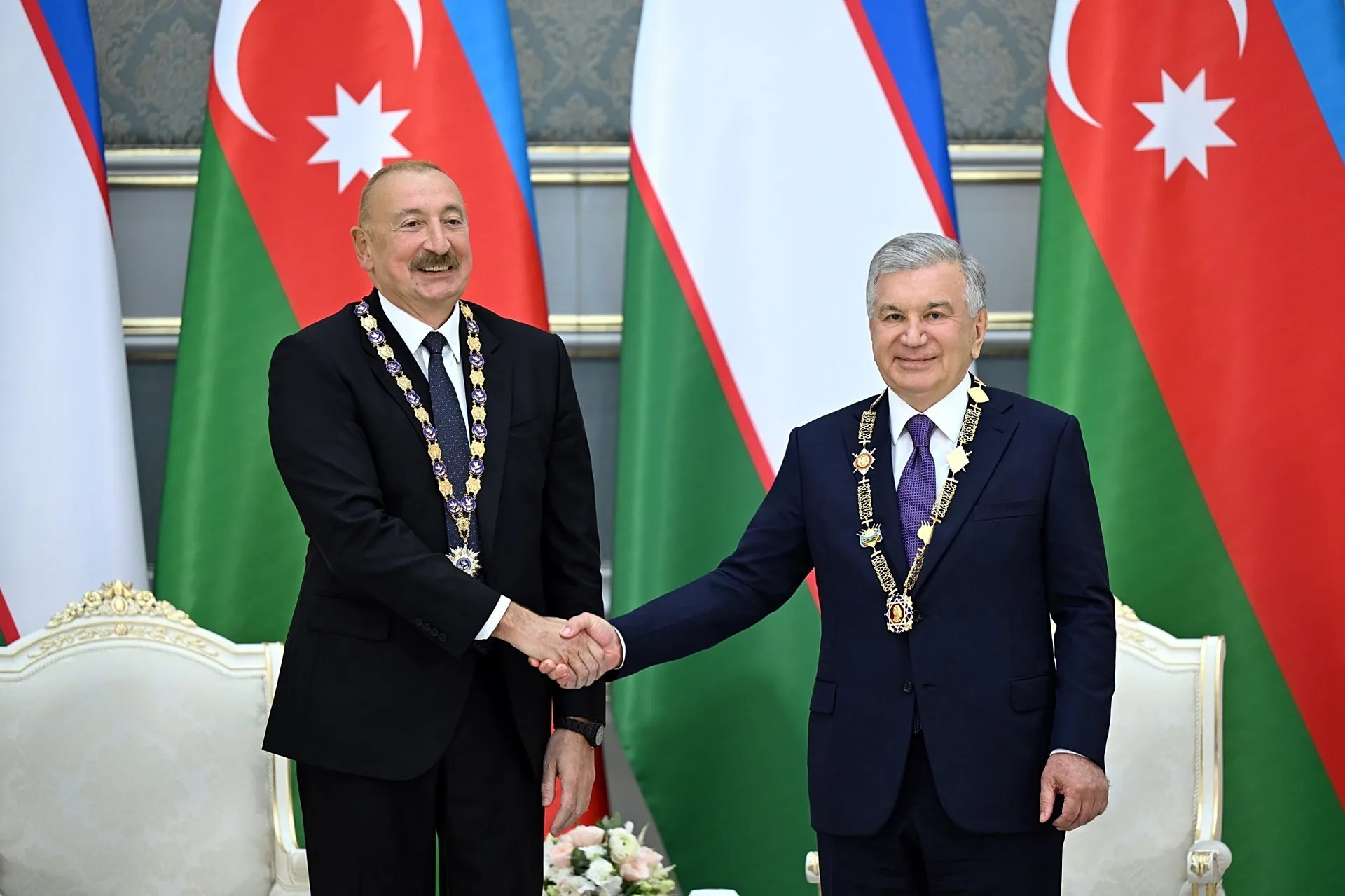 Cumhurbaşkanları İlham Aliyev ve Şevket Mirziyoyev, Taşkent'te ülkelerinin en yüksek devlet nişanlarını birbirlerine takdim ettikten sonra.