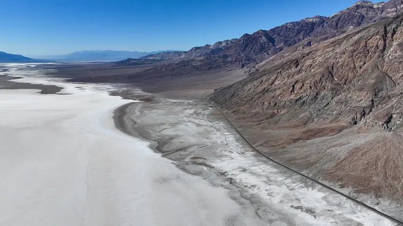 2 Ağustos 2026'da Amerika Birleşik Devletleri'nin California eyaletindeki Death Valley Ulusal Parkı'nda aşırı sıcak hava dalgası sırasında, Kuzey Amerika'nın en alçak noktası olan sıra dışı bir tuz düzlüğü Badwater Basin'in görünümü