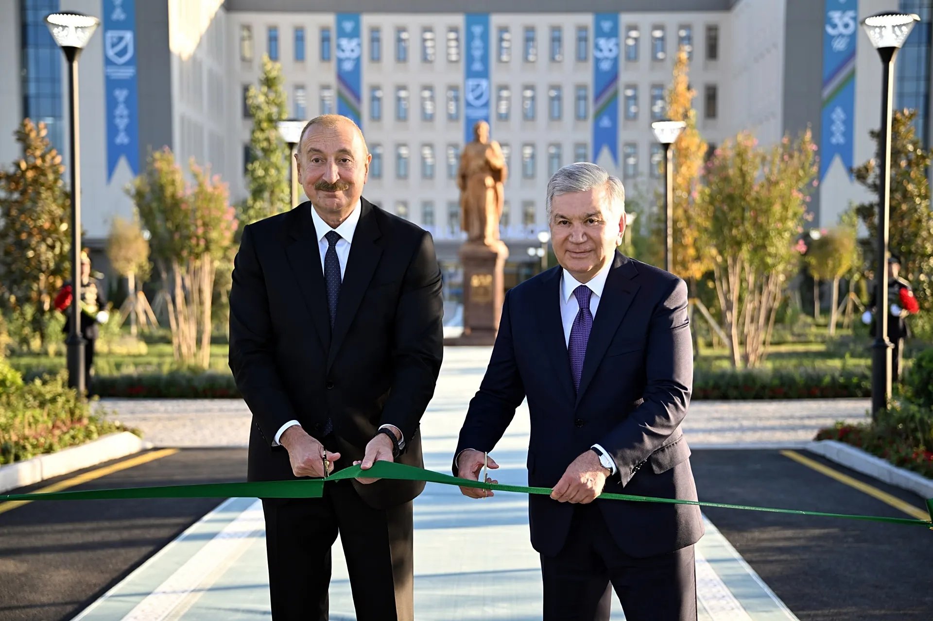 Azerbaycan ve Özbekistan cumhurbaşkanları, Yeni Taşkent'teki Nizami Ulusal Pedagoji Üniversitesi'nin yeni kampüsünü açıyor.