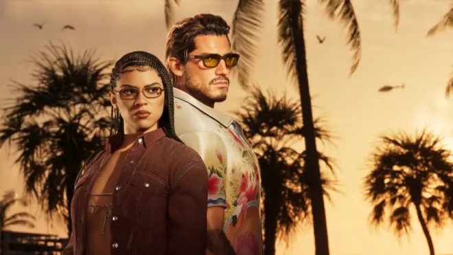 GTA 6'dan bir ekran görüntüsünde, ana karakterler Lucia ve Jason palmiye ağaçlarıyla çevrili bir gün batımının önünde sırt sırta duruyor. Lucia, renkli camlı gözlük takıyor ve uzun koyu saçları yandan ayrılmış örgüler halinde şekillendirilmiş. İnce askılı bir bikini üstünün üzerine ten rengi süet bir ceket giymiş. Jason da renkli camlı güneş gözlüğü ve büyük yakalı, çiçek desenli beyaz bir gömlek giyiyor.