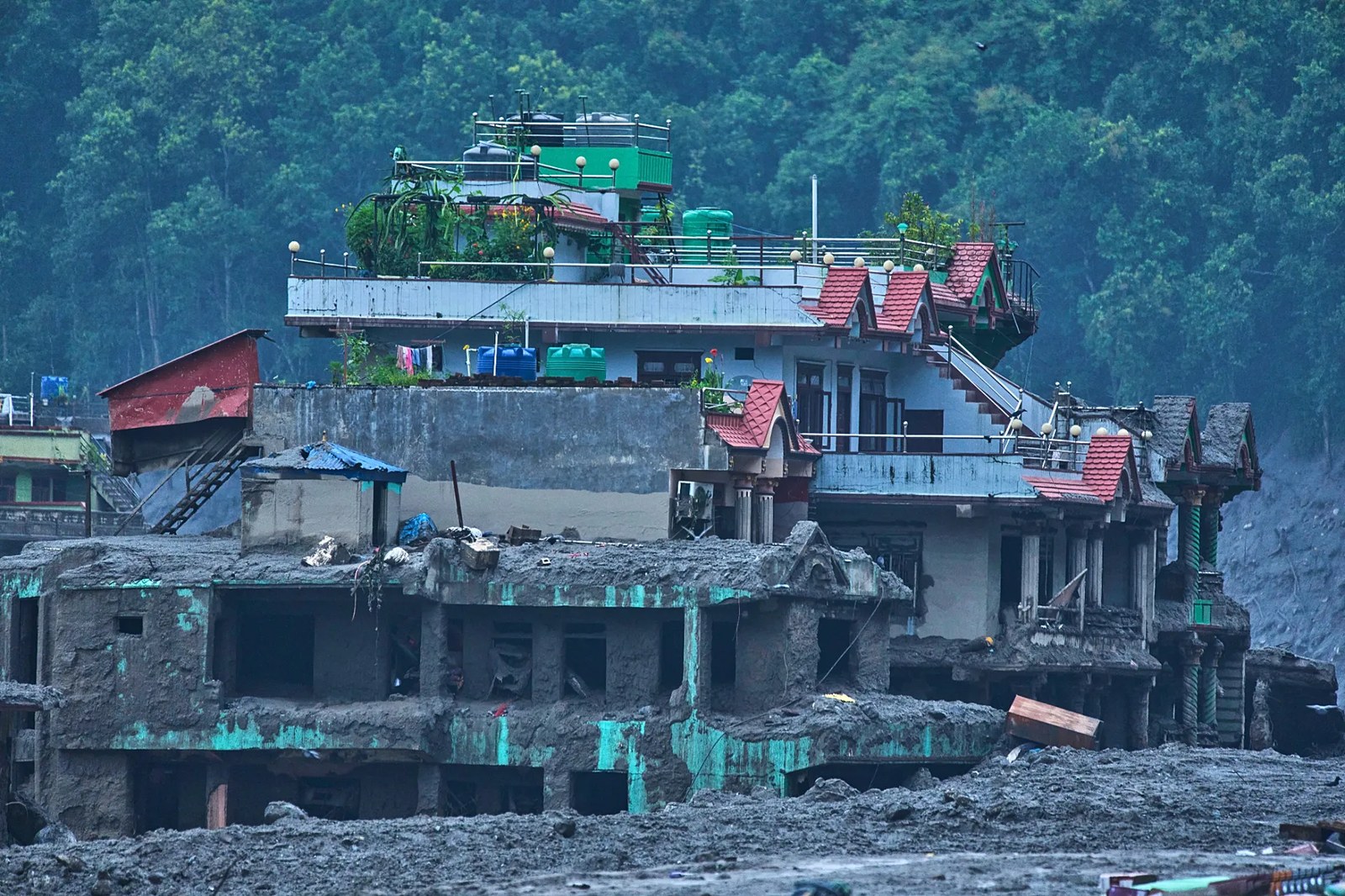Nepal’in Nuwakot bölgesindeki Devighat’ta meydana gelen ani sellerin ardından oluşan hasar, 27 Ağustos 2026.