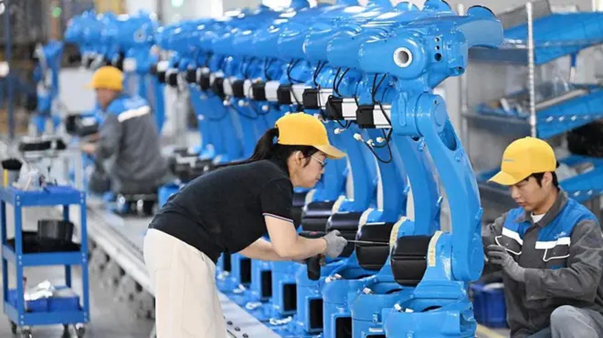 Çin'in Sichuan Eyaleti'ndeki Chengdu kentinde bulunan Chengdu CRP Robot Technology Co., Ltd.'de çalışanlar, 8 Nisan 2026 tarihinde endüstriyel robotların montajını yapıyor.