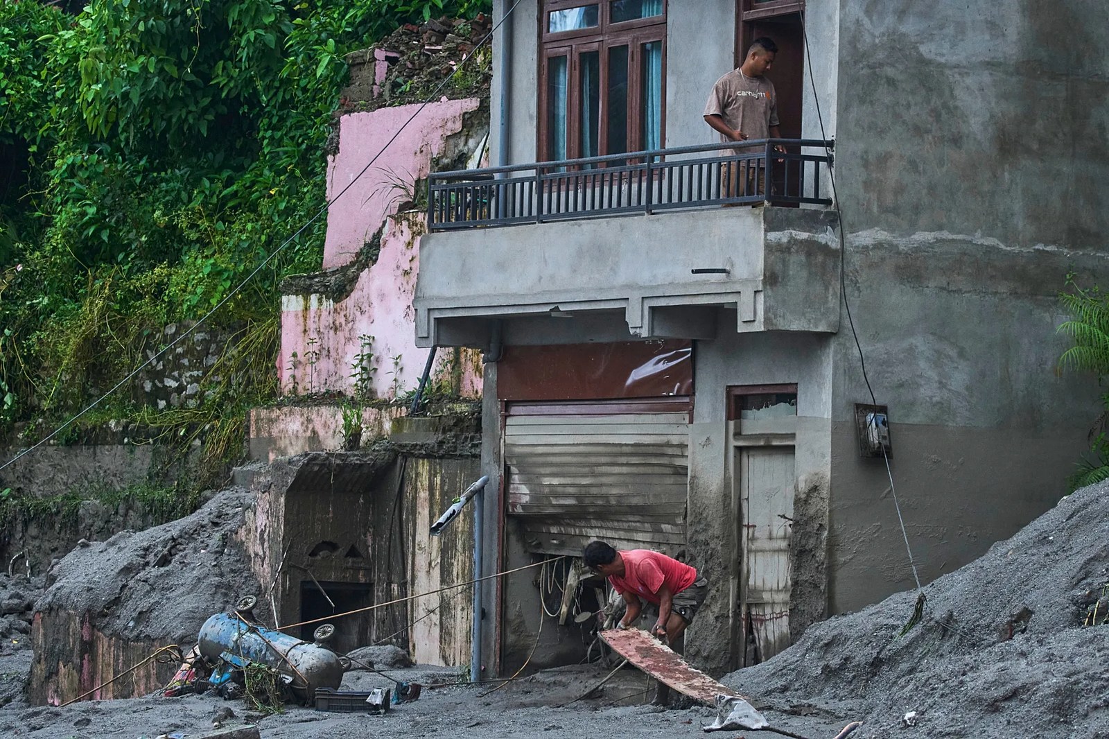Nepal’in Nuwakot bölgesindeki Devighat’ta meydana gelen ani sellerin ardından oluşan yıkımın ortasında enkaz kaldırılıyor, 27 Ağustos 2026.