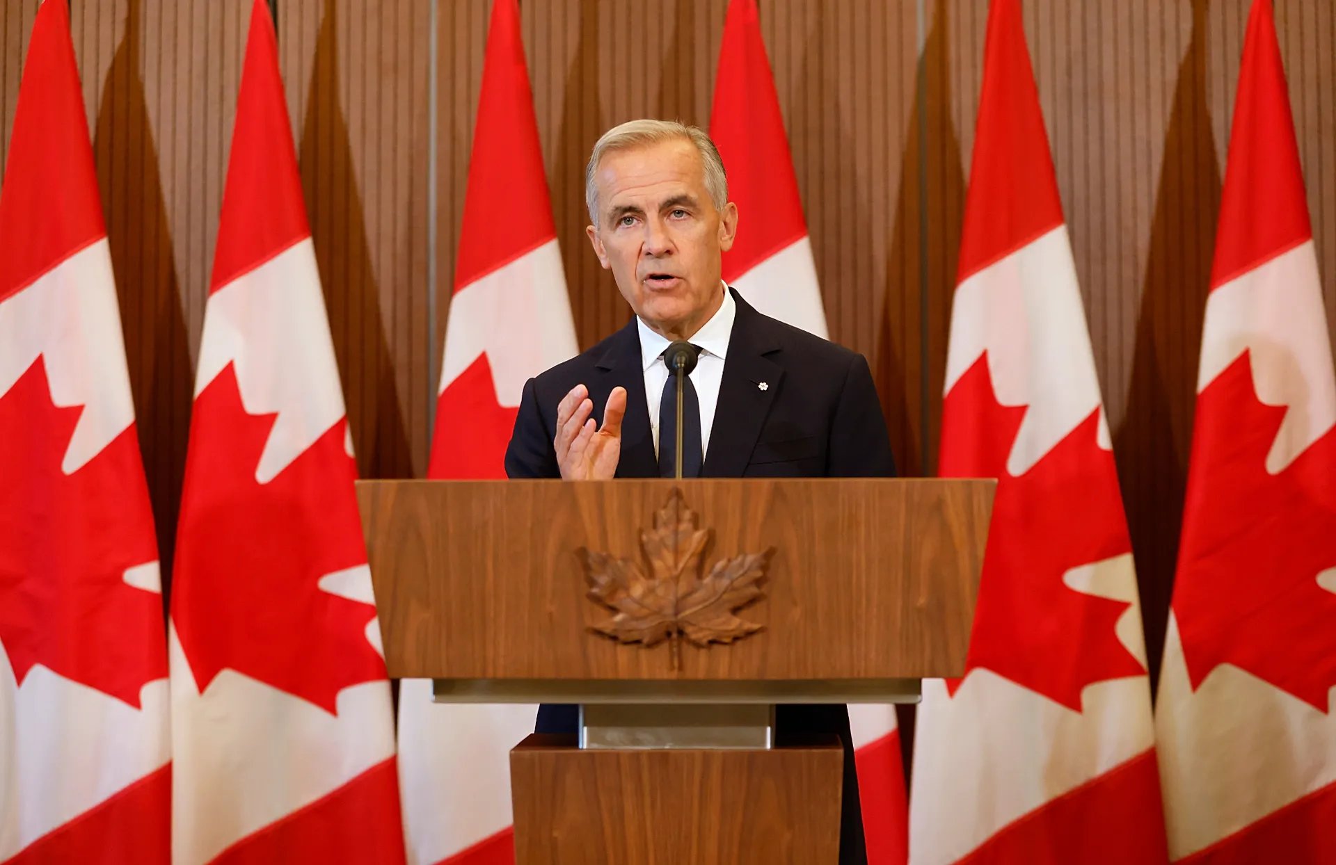 Başbakan Mark Carney, 22 Ağustos 2026 Cumartesi günü Ottawa'daki Parlamento Tepesi'nde düzenlenen basın toplantısında, Kanada'nın yeni ABD gümrük vergilerine verdiği yanıt hakkında konuşuyor.