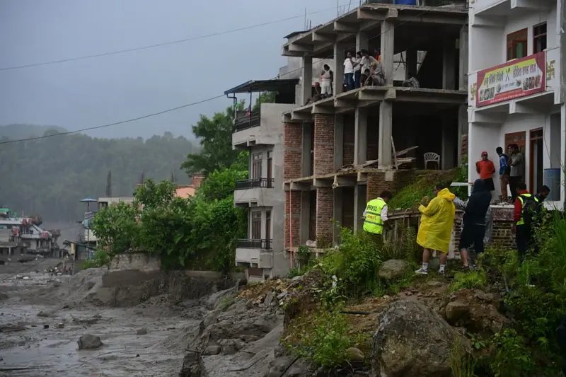 Nepal'in Nuwakot bölgesinde, Nepal-Çin sınırında 26 Ağustos 2026'da meydana gelen ani sel ve çamur kaymalarının ardından arama kurtarma çalışmaları devam ediyor.