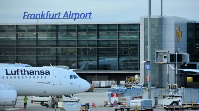 Frankfurt Havalimanı'ndaki taksi alanından bir görünüm. Pistte bir Lufthansa uçağı bekliyor.