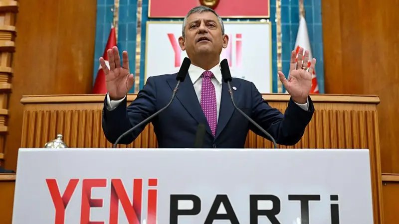 Özgür Özel Meclis'te Yeni Parti kürsüsünde grup toplantısı konuşması yaparken