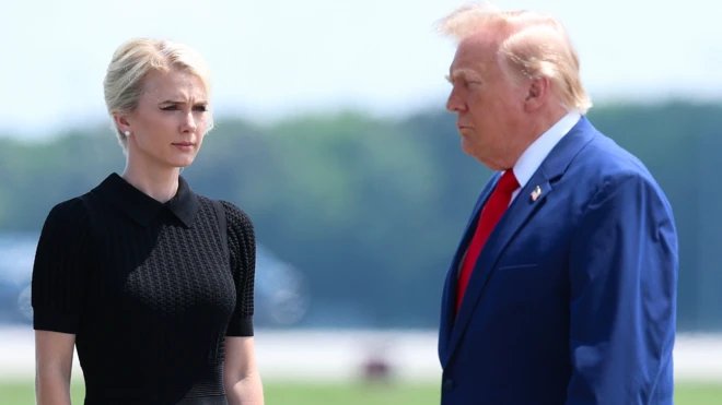 ABD Başkanı Donald Trump, ABD Savunma Bakanı Pete Hegseth ve Trump'ın özel yardımcısı Natalie Harp, 22 Temmuz 2026 tarihinde Delaware eyaletinin Dover kentindeki Dover Hava Kuvvetleri Üssü'nde düzenlenen bir törene katılıyor.
