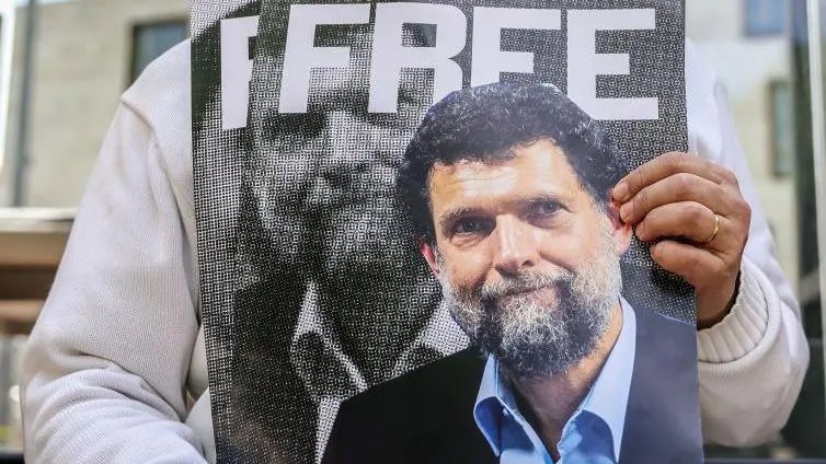 Osman Kavala'ya Özgürlük yazılı Kavala'nın posterini tutan bir el