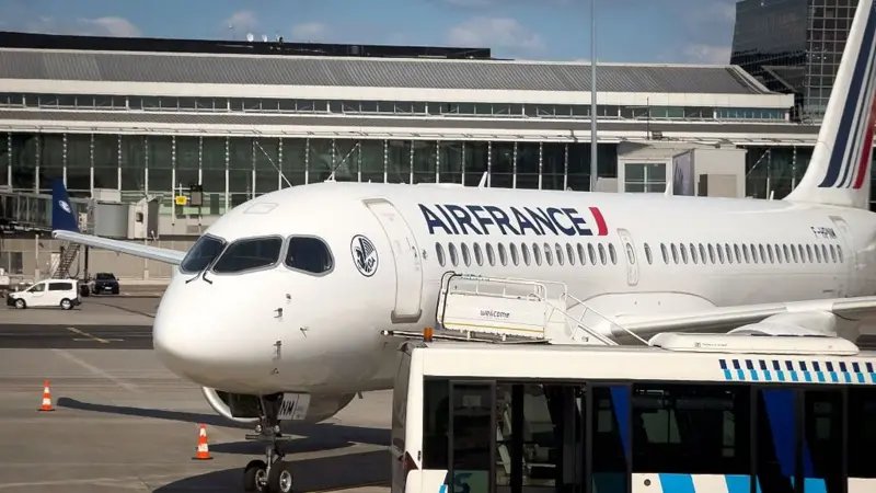 Air France'a ait F-HPNM tescilli bir Airbus A220-300 uçağı, 22 Mayıs 2026 tarihinde Polonya'nın Varşova kentindeki Varşova Chopin Havalimanı'nın apronunda duruyor.