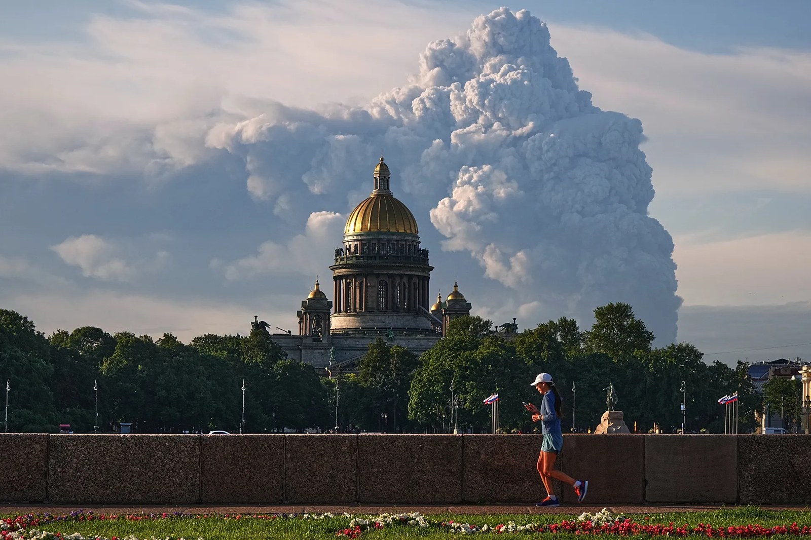 Ukrayna insansız hava aracı saldırısının ardından St Petersburg’daki çevrim içi perakendeci Wildberries’in deposundan yükselen duman bulutları, ön planda İsaak Katedrali’nin görüldüğü karede gökyüzüne yayılıyor, 24 Temmuz 2026.