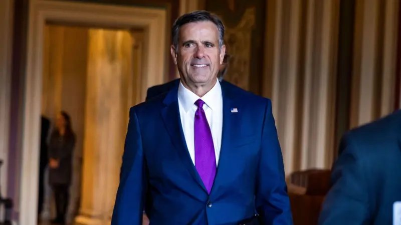 CIA Direktörü John Ratcliffe bu yılın başlarında Washington'da görüntülenmişti.  Remi giyimli ve gülümseyerek yürüyor.