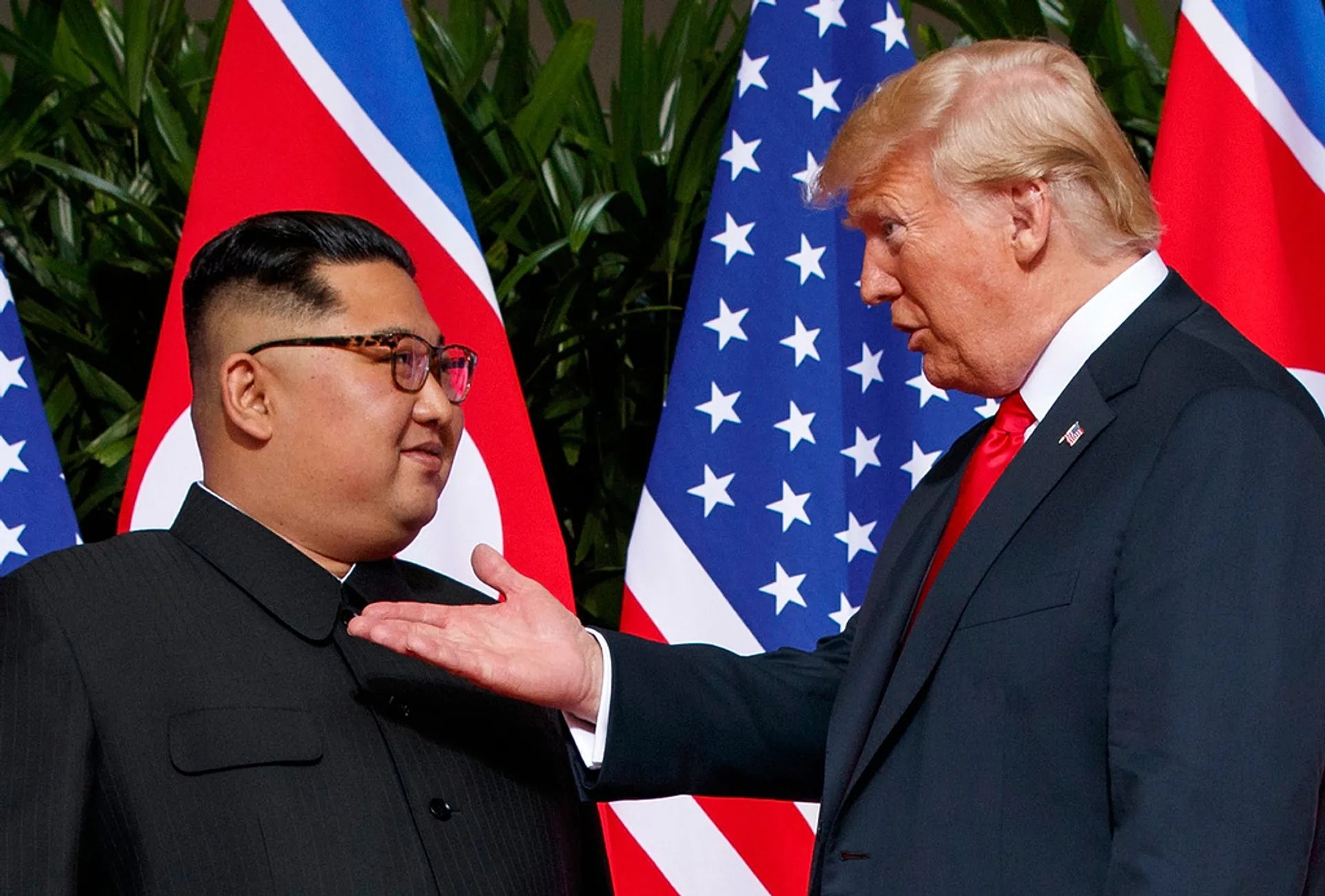 ARŞİV - ABD Başkanı Donald Trump, 12 Haziran 2018'de Singapur'daki Sentosa Adası'nda Kuzey Kore lideri Kim Jong Un ile bir araya geliyor.