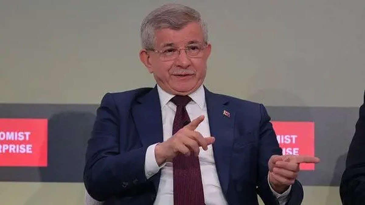 Davutoğlu konuşuyor. 