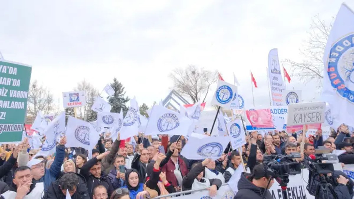 Eylem yapan EMADDER üyeleri pankartlar ve flamalar taşıyor. 