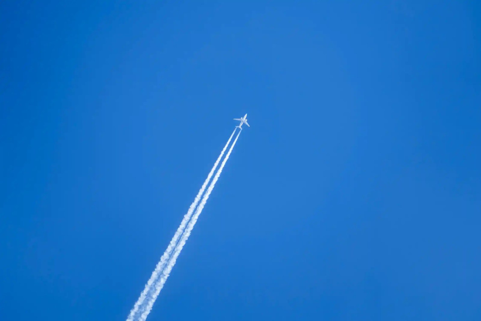 Plane with contrails behind