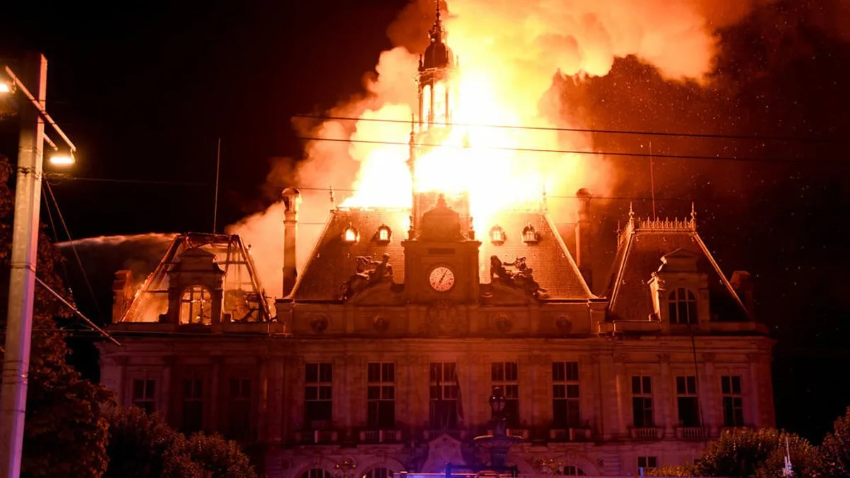 Des manifestants se rassemblent sur les Champs-Élysées, avec l’Arc de Triomphe en arrière-plan, lors d’une manifestation contre le « coût de la vie », à Paris le 17 octobre 2026,