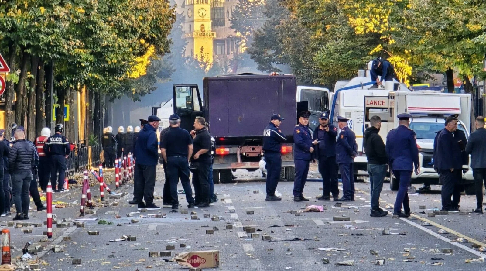 Arnavut Öğrenci Protestocularu Eğitim Bakanlığı Dışında Polisle Kavgaya Tutuldu