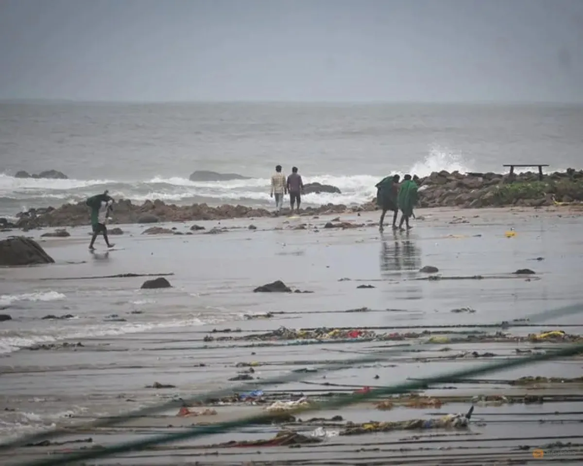Six killed in cyclone off India's eastern coast Six killed in cyclone off India's eastern coast