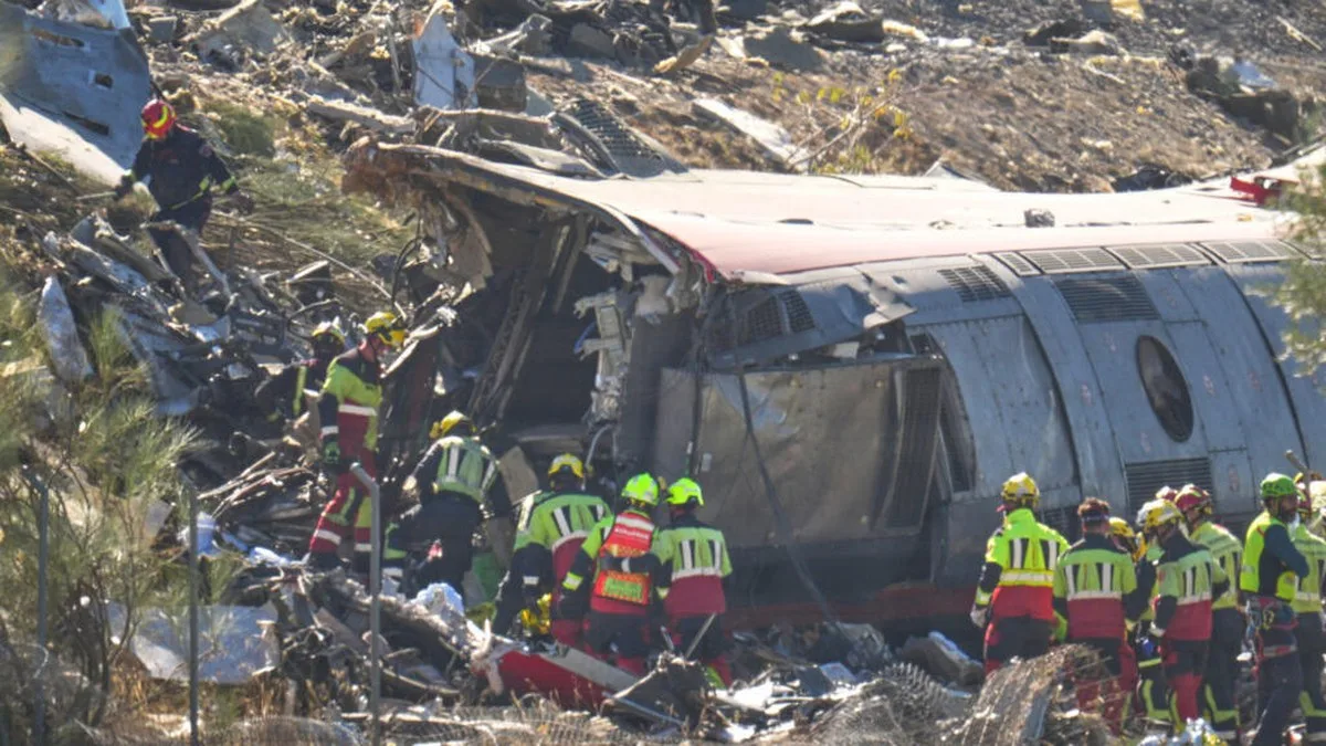 Los servicios de emergencia trabajan en el lugar de una colisión entre dos trenes de alta velocidad en Urda, España, el miércoles 28 de octubre de 2026.