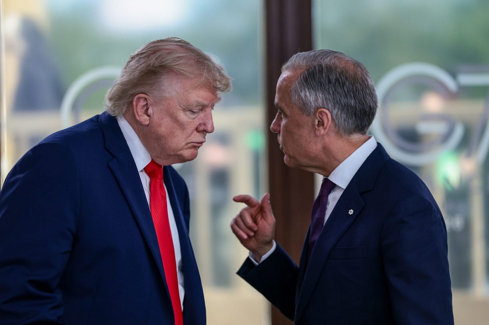 Haziran 2026'da Fransa'daki Evian-les-Bains'de G7 ve Orta Doğu liderleriyle bir çalışma öğle yemeğinde Trump ile konuşan Carney. (Evelyn Hockstein/Pool Photo via AP)