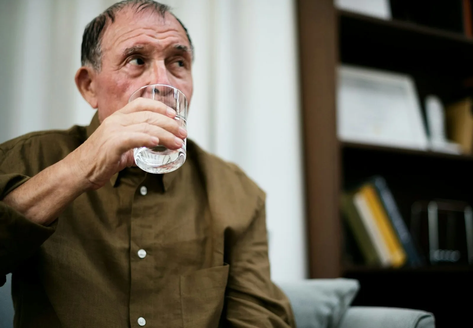 People with dementia may forget to drink, and older adults with Parkinson’s disease may struggle to drink enough because of swallowing difficulties. (Unsplash+/Curated Lifestyle)