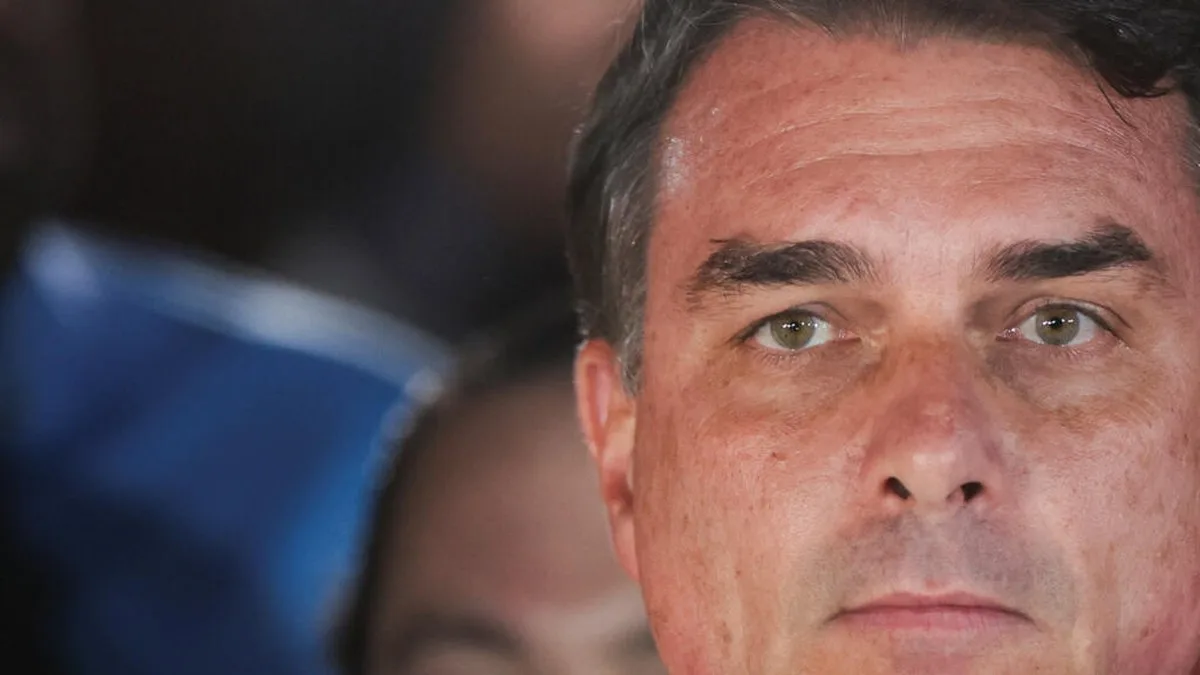 Flavio Bolsonaro flees the country