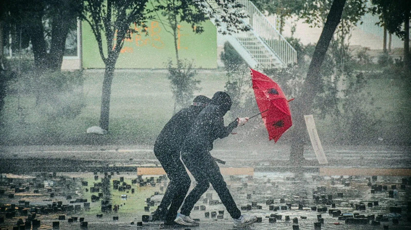 Arnavutluk’un Başkenti Kaotik Hafta Sonu Sırasında Sokak Huzursuzluğuyla Sarsıldı