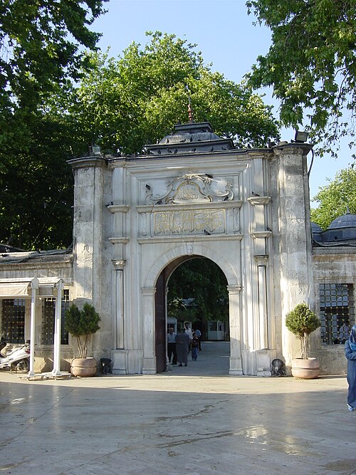 Eyüpsultan Meydanı'nda yer alan Kutsal yer ana girişi. İçeride türbe ve müze bulunmaktadır.