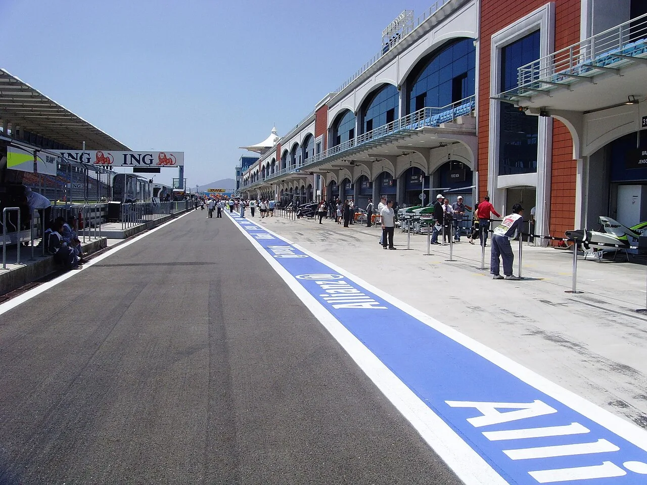 2009 Türkiye Grand Prix öncesinde pit alanının görünümü.