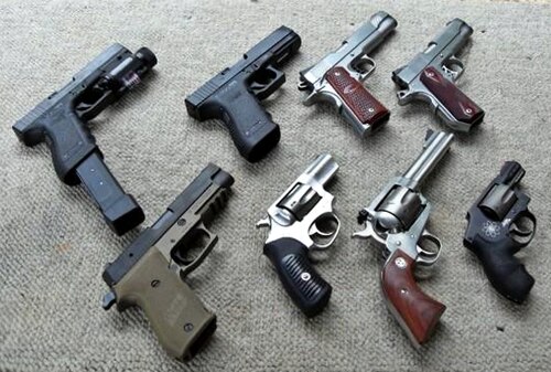 Modern tabancalar (soldan sağa, saat yönünde):
Glock 22, Glock 21, Kimber Stainless Raptor II, Dan Wesson Commander Classic Bobtail, Smith & Wesson 340PD, Ruger Blackhawk, Ruger SP101, SIG Sauer P220 Combat
